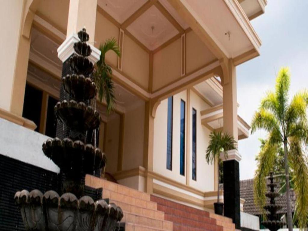 King Hotel Wates  Exterior photo